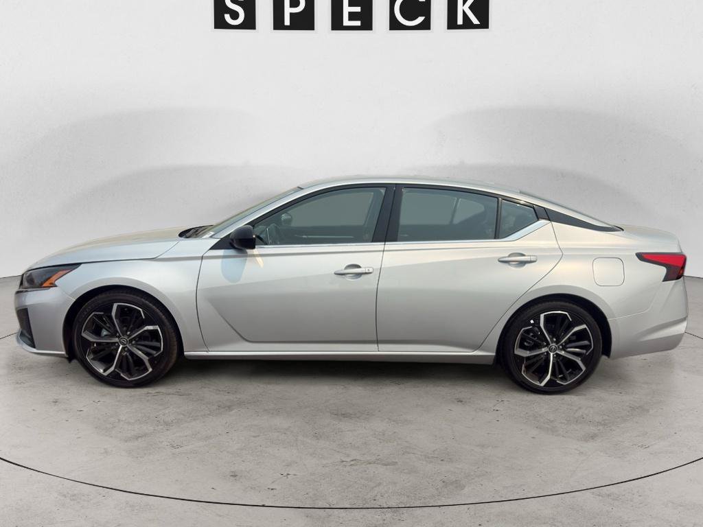 Used 2024 Nissan Altima 2.5 SR FWD image 2