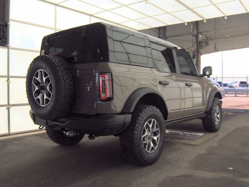 Used 2025 Ford Bronco Badlands image 16