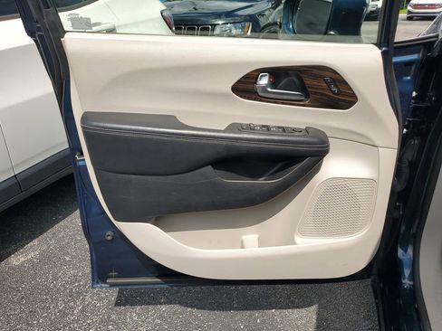 Used 2021 Chrysler Pacifica Limited w/ Uconnect Theater Family Group image 13