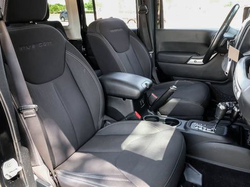 Used 2013 Jeep Wrangler Unlimited Rubicon w/ Connectivity Group AWD/4WD image 38