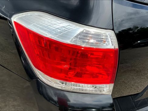 Used 2012 Toyota Highlander SE FWD image 26