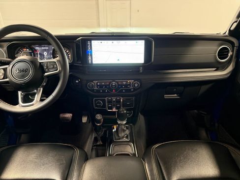 Used 2024 Jeep Wrangler Unlimited Sahara w/ Technology Group AWD/4WD image 18