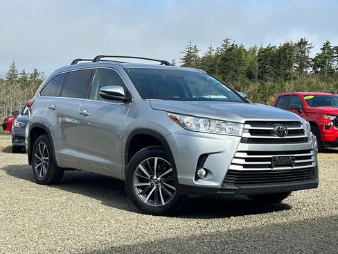 Used 2017 Toyota Highlander XLE AWD/4WD image 2