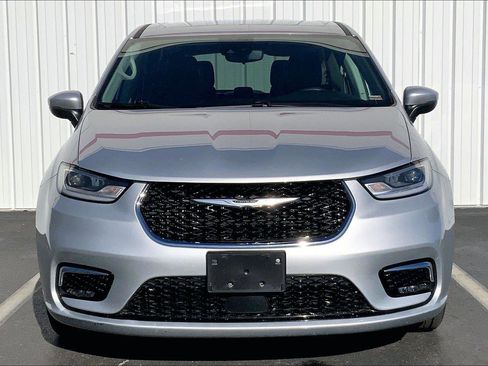 Used 2023 Chrysler Pacifica Touring-L image 3