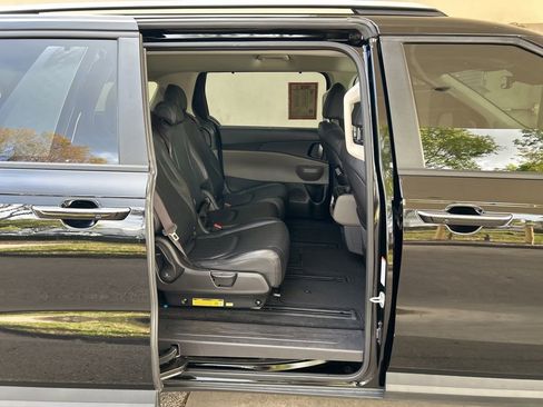 Used 2025 Kia Carnival EX image 33