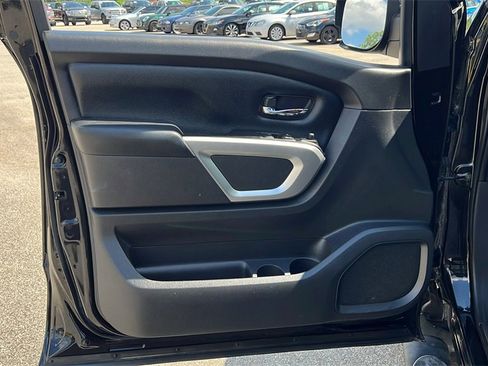 Used 2018 Nissan Titan SV image 9