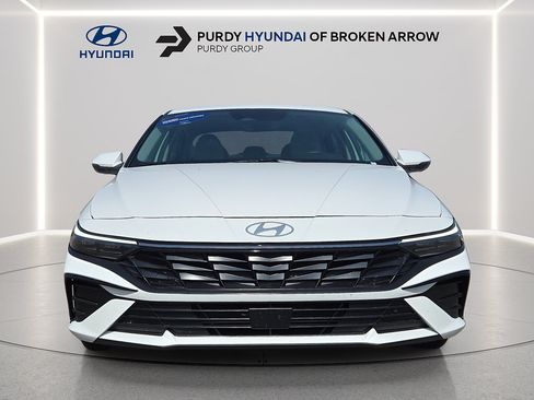 Certified 2025 Hyundai Elantra Limited FWD image 3
