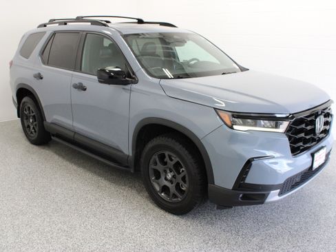 Used 2025 Honda Pilot TrailSport image 4
