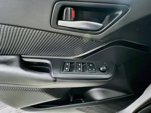 Used 2018 Toyota C-HR XLE FWD image 17