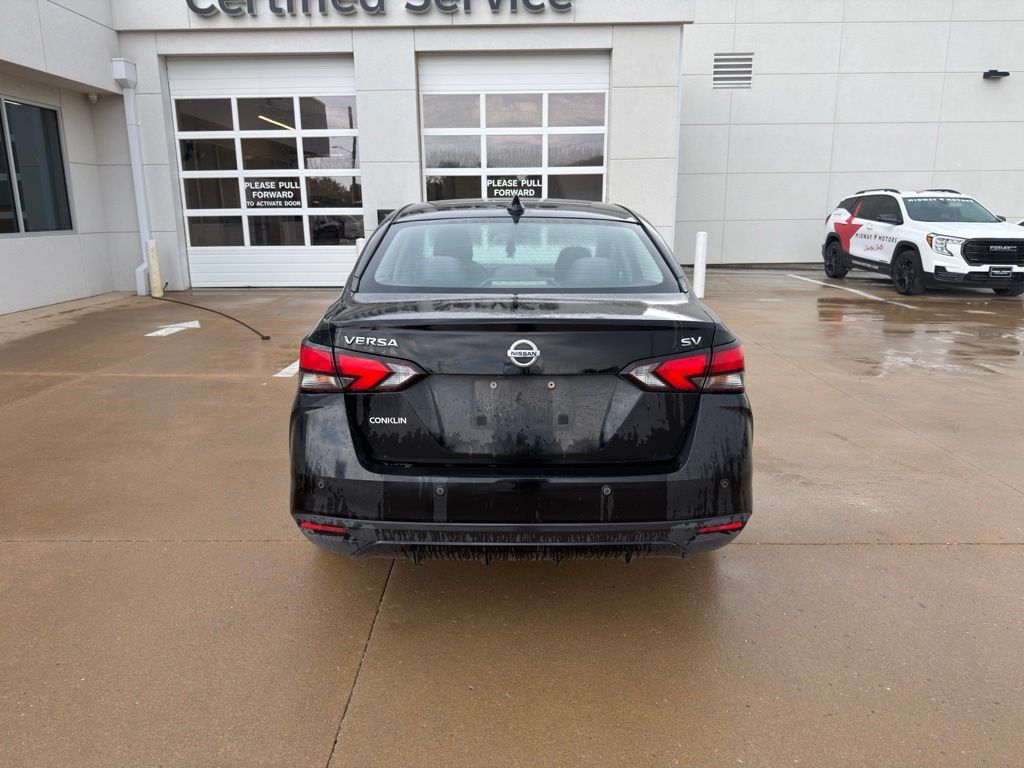 Used 2021 Nissan Versa SV FWD image 5