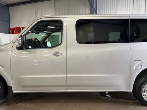 Used 2017 Nissan NV 3500 SV RWD image 42