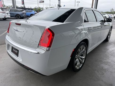 Used 2019 Chrysler 300 Touring L w/ Quick Order Package 2EF RWD image 4