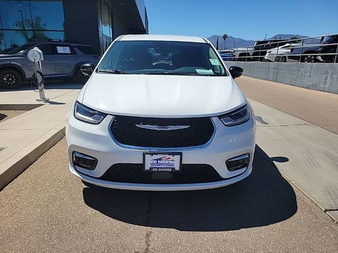 Used 2024 Chrysler Pacifica Touring-L FWD image 2