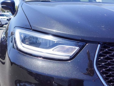 Used 2024 Chrysler Pacifica Limited FWD image 3