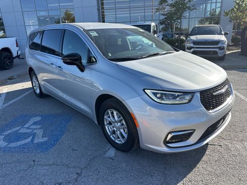 New 2026 Chrysler Pacifica Select image 6