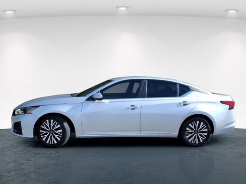 Used 2023 Nissan Altima 2.5 SV image 3