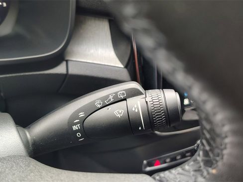 Certified 2025 Volvo XC40 B5 Plus image 17