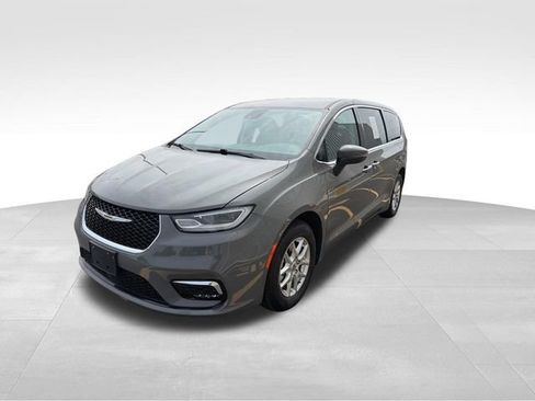 Used 2023 Chrysler Pacifica Touring-L FWD image 4