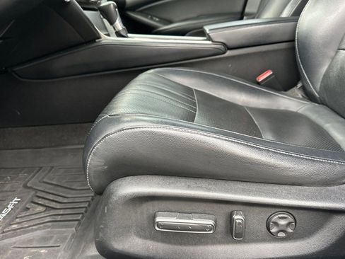 Used 2018 Honda Accord Touring image 12