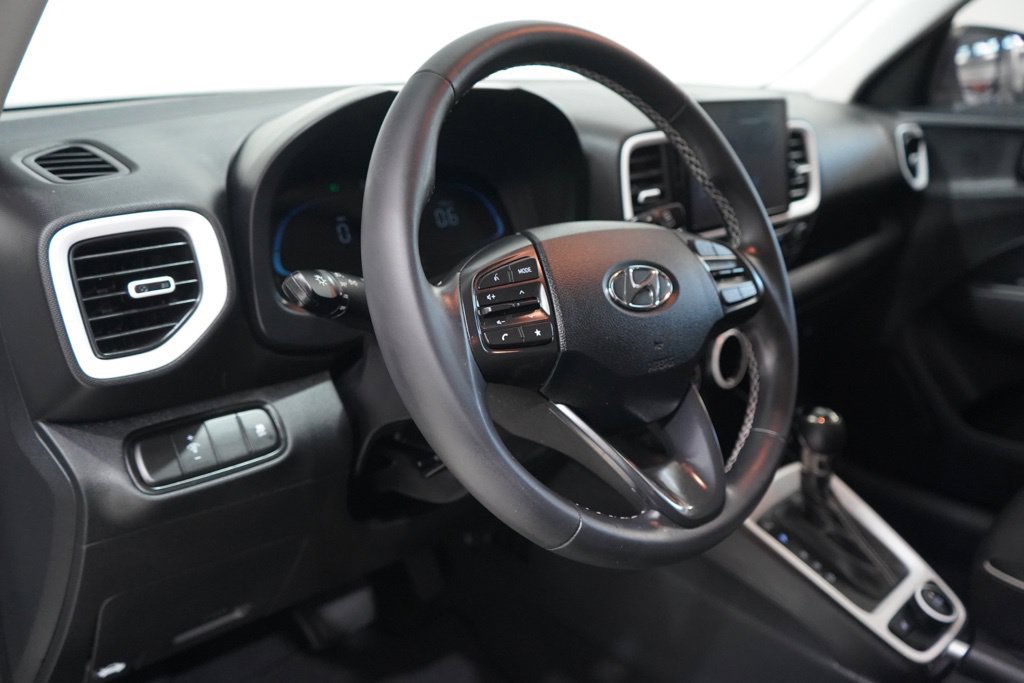 Used 2024 Hyundai Venue Limited FWD image 17