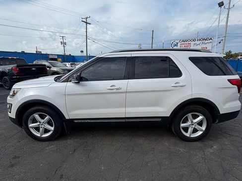 Used 2017 Ford Explorer XLT w/ Equipment Group 202A AWD/4WD image 3