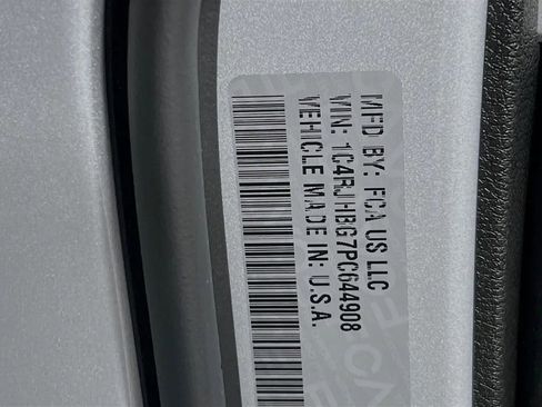 Used 2023 Jeep Grand Cherokee Limited image 32