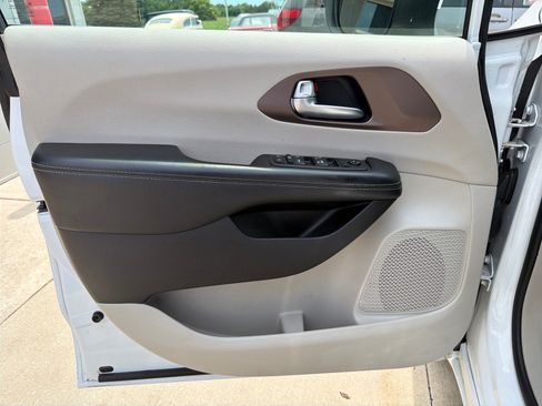 Used 2022 Chrysler Voyager LX FWD image 11