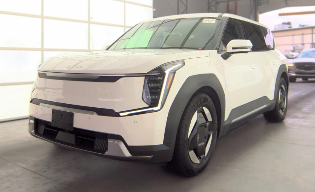 Used 2024 Kia EV9 Light Long Range RWD image 4