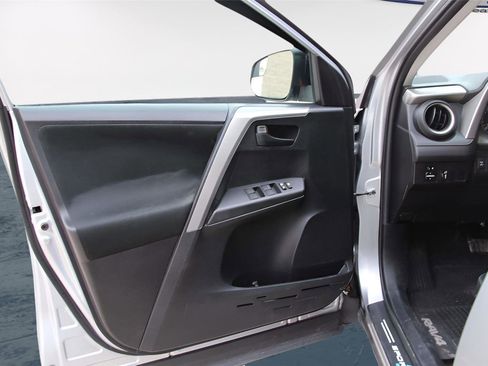 Used 2016 Toyota RAV4 LE image 11