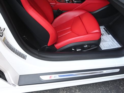 Used 2018 Audi R8 V10 w/ Premium Package RWD image 37