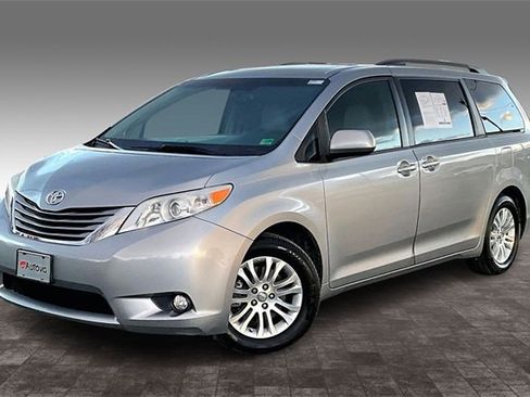 Used 2017 Toyota Sienna XLE image 3