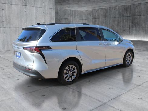 Used 2024 Toyota Sienna XLE FWD image 5