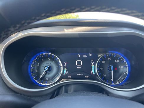 Used 2025 Chrysler Pacifica Select FWD image 10