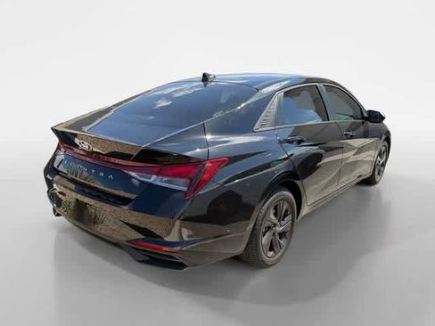 Used 2023 Hyundai Elantra SEL w/ Preferred Accessory Package FWD image 3