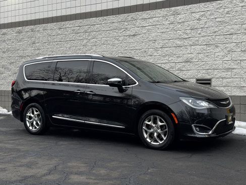 Used 2017 Chrysler Pacifica Limited w/ UConnect Theater Package image 4