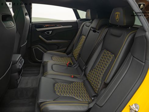 Used 2022 Lamborghini Urus image 23