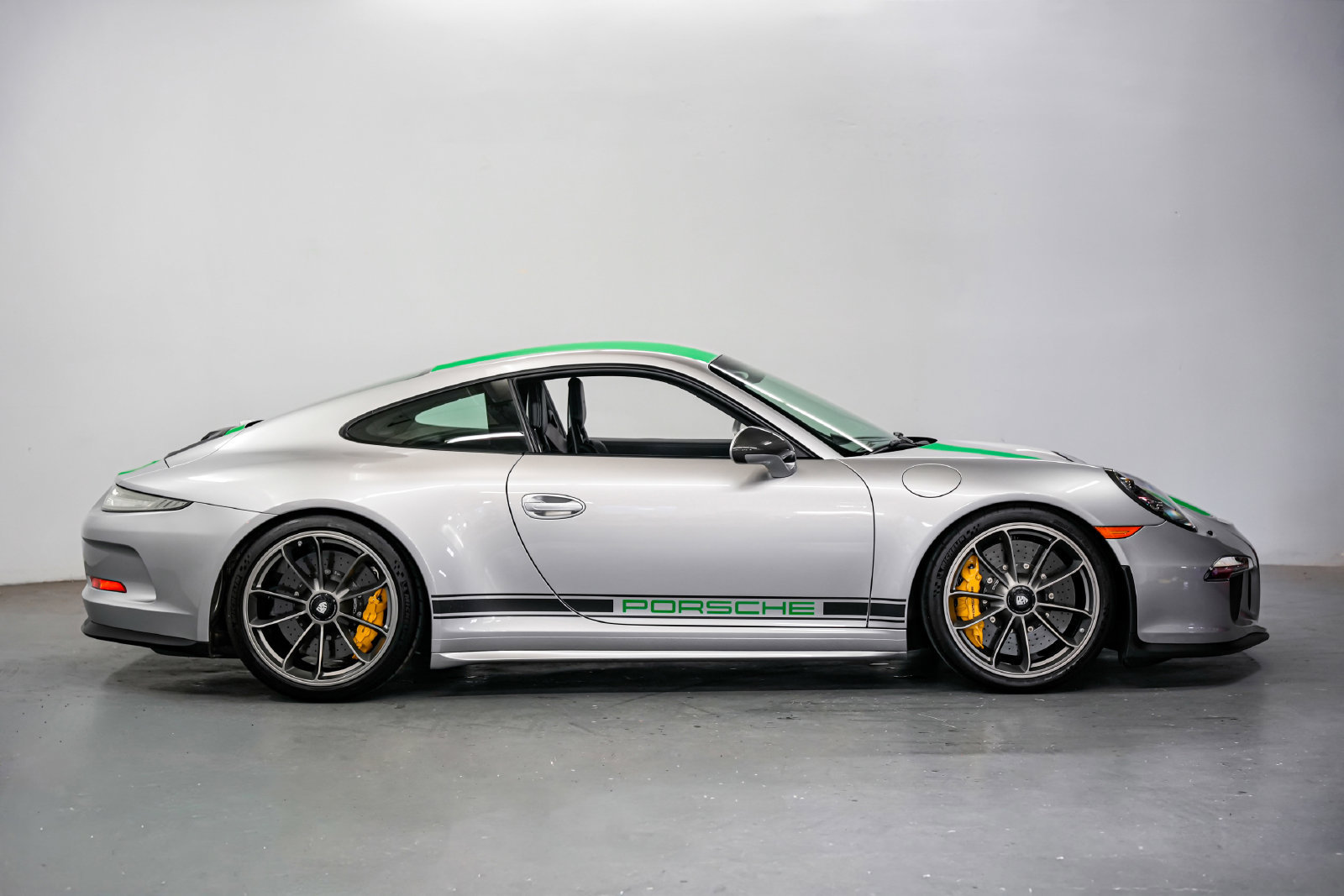 Used 2016 Porsche 911 R RWD image 2