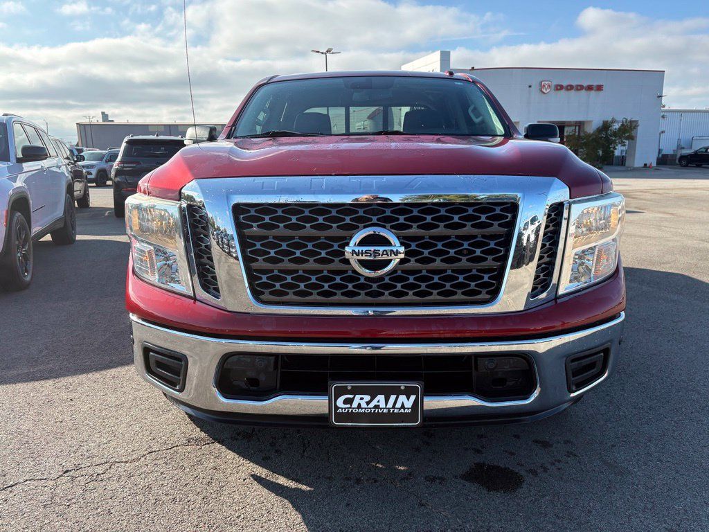 Used 2018 Nissan Titan SV w/ SV Convenience Package RWD image 2