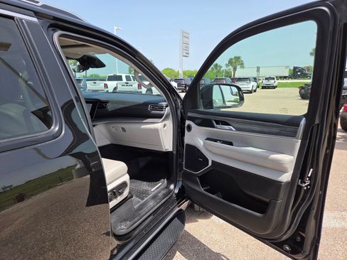 Used 2024 Jeep Wagoneer Series III AWD/4WD image 17