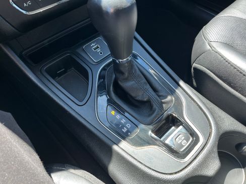 Used 2020 Jeep Cherokee Limited FWD image 24