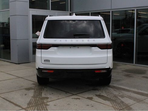 Used 2023 Jeep Wagoneer 4WD w/ Premium Group I image 7