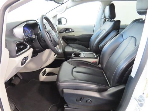Used 2024 Chrysler Pacifica Touring-L FWD image 17