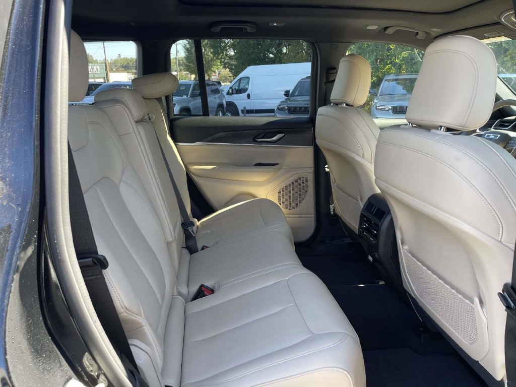 Used 2023 Jeep Grand Cherokee Limited AWD/4WD image 18