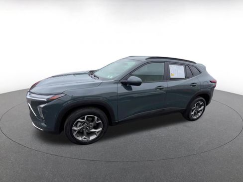 Used 2025 Chevrolet Trax LT FWD image 7