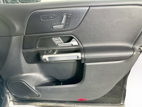 Used 2025 Mercedes-Benz GLB 250 GLB 250 image 32