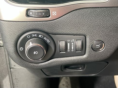 Used 2022 Jeep Cherokee Limited w/ Elite Package AWD/4WD image 10