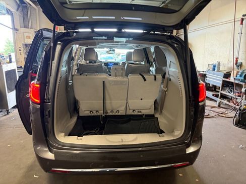 Used 2019 Chrysler Pacifica Limited w/ Advanced Safetytec Group FWD image 18