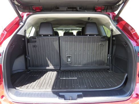Used 2020 Toyota Highlander XLE AWD/4WD image 18