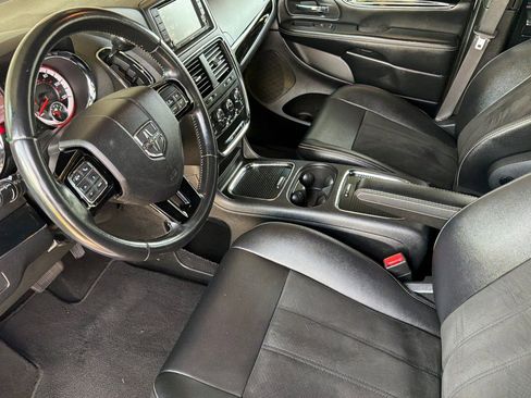 Used 2019 Dodge Grand Caravan SXT w/ Blacktop Package FWD image 9