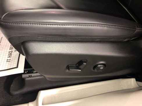 Used 2023 Chrysler Pacifica Touring-L FWD image 12